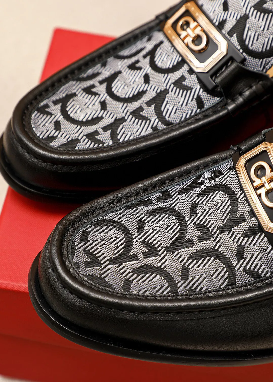 Men's shoes 💰442 💐 Product trademark: Ferragamo "Ferragamo" casual leather shoes Regular size: 38-44 (45.46🉑️customized) Product materials: Selected imported first-layer calfskin upper + original hardware buckle, imported water-dyed cow leather lining. Strong three-dimensional visual effect, combined outsole Color: 1⃣️color optional